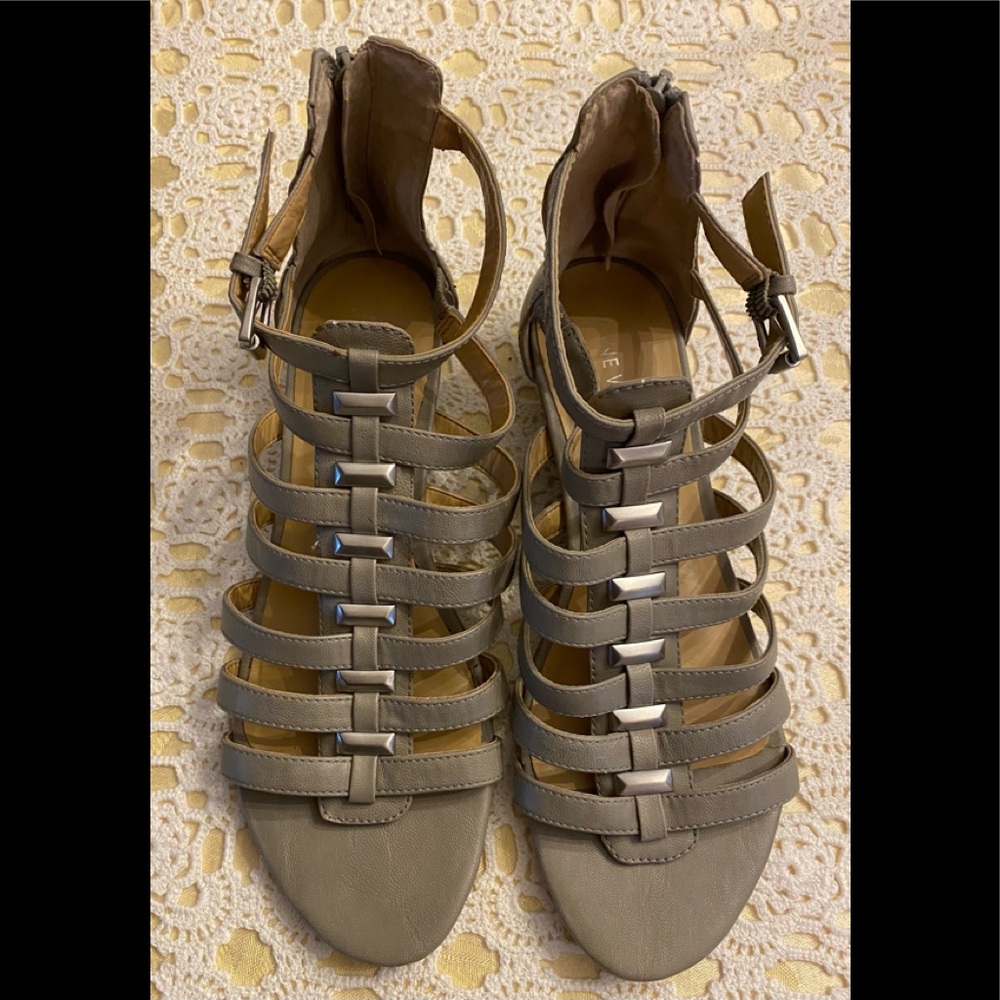 NINE WEST GLADIATOR SANDALS EUC SIZE 6.5